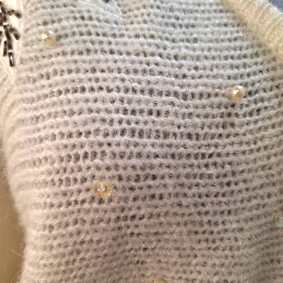 Exclusive Exports Off White V- Neck Sweater W/ flowers.      Size XL - Picture 4 of 7